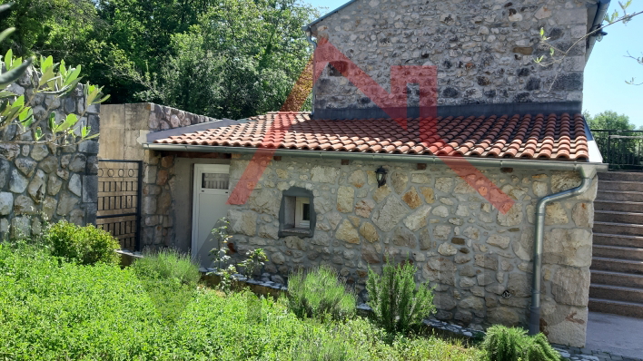 GEMEINDE VINODOL-GRIŽANE zwei Häuser mit einem Garten von 1120 m2